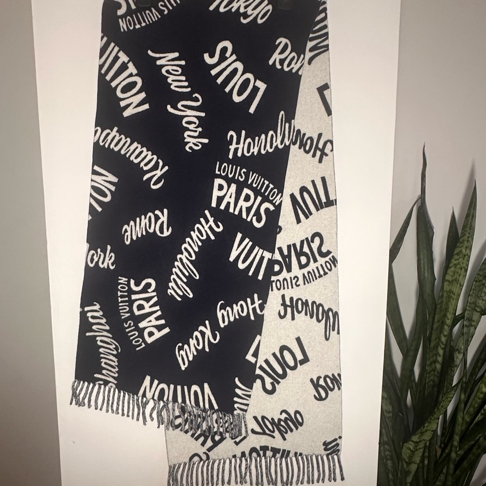 Limited Edition Louis Vuitton Cities reversible wool & cashmere scarf Navy/White